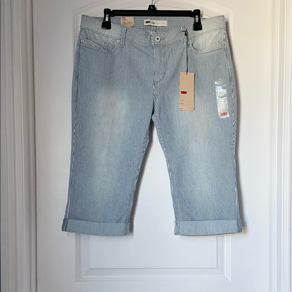 Levi’s Capris.
